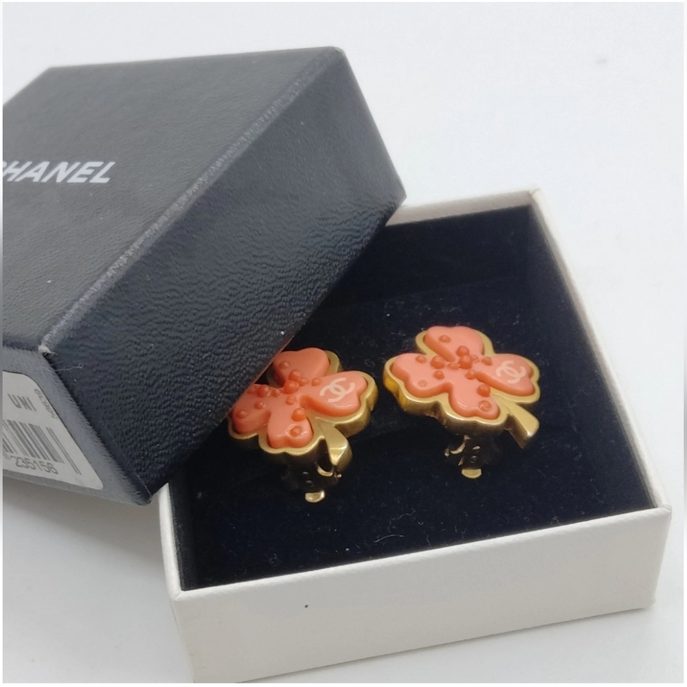 Chanel Vintage Clover Clip-On Earrings – Gold-Plated & Enamel CC Logo